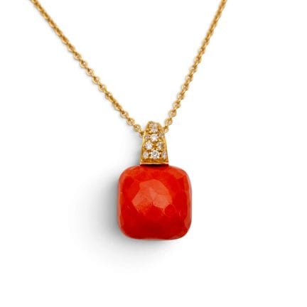 Un pendentif en corail et diamants, serti d'un cor