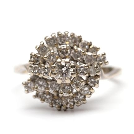 Une bague de cocktail en diamants des années 1960.