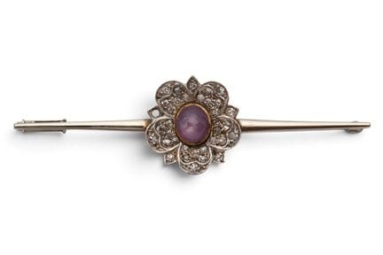 Une broche en forme de barre, en diamants et saphi