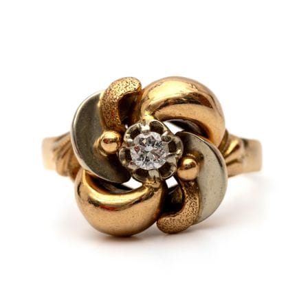 Bague rétro sertie d'un diamant. La partie supérie