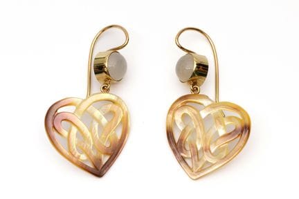 Une paire de boucles d'oreilles faites main et ser