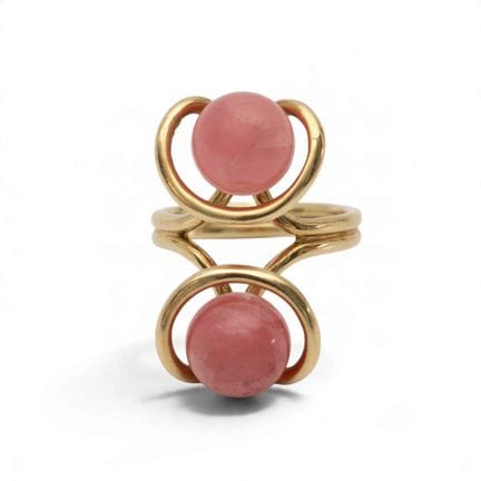 Une bague en rhodochrosite des années 1970. Compos