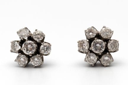 Une paire de boucles d'oreilles à grappes de diama