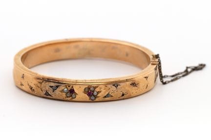Un bracelet serti de pierres précieuses français d