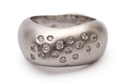 Une bague italienne de la marque Koesis, au design