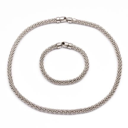 Un collier à maillons de style italien et un brace