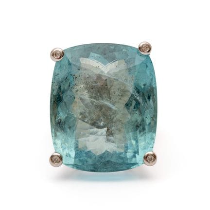 Une bague en aigue-marine et diamants. Sertie d'un