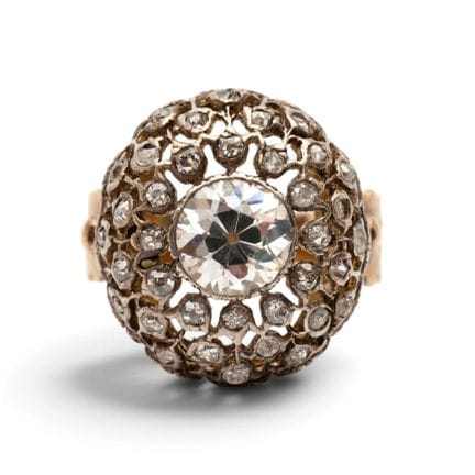 Une bague en diamant dont la partie supérieure ajo
