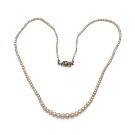 Un collier de perles en chute. Composé d'un seul r