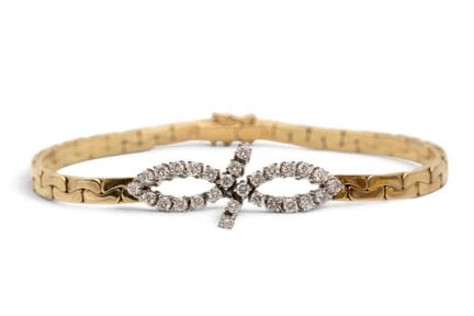 Un bracelet en diamants, composé de maillons en fo