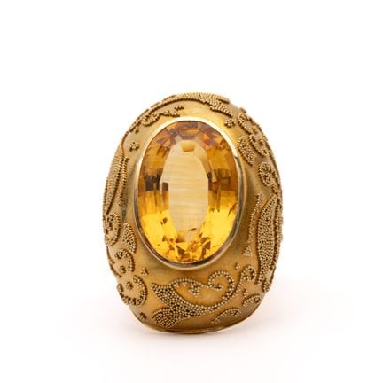 Un anillo granulado. La parte superior ovalada, co