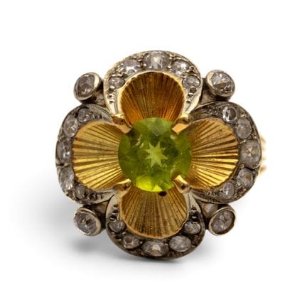 Une bague cocktail sertie de pierres précieuses. L
