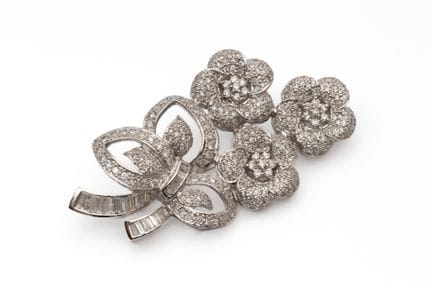 Une broche en diamant représentant un bouquet de f