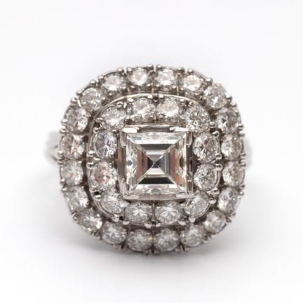 Bague à grappe de diamants. Au centre, un diamant 