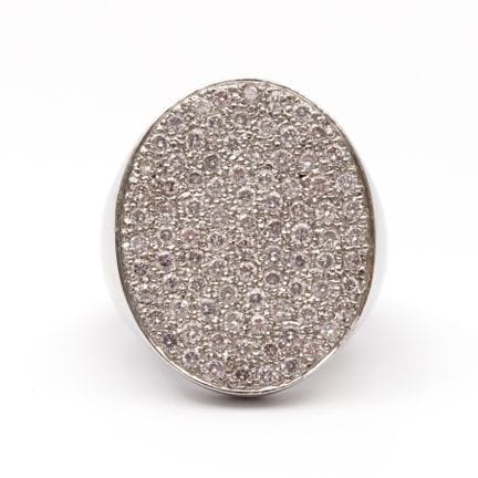 Une bague en diamant, avec une partie supérieure o
