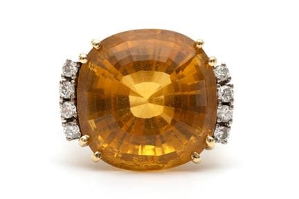 Une bague en citrine et diamants, sertie d'une cit