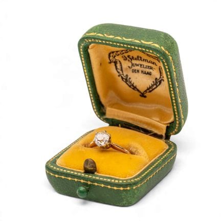 Une bague solitaire sertie d'un diamant de taille 