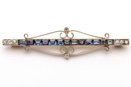Une broche en forme de barre, sertie de saphirs et
