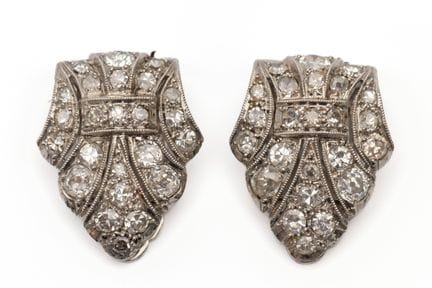 Une paire de broches de robe en diamants, années 1