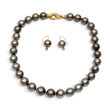 Un collar de perlas y un par de pendientes. El col