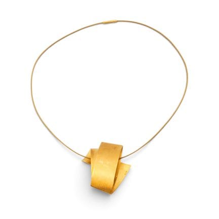 Un pendentif et un collier ras du cou en or signés