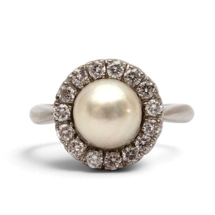 Bague à grappe de perles et de diamants. Sertie d'