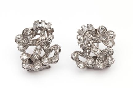 Une paire de boucles d'oreilles en diamants représ