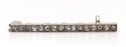 Une petite broche en forme de barre de diamants, s