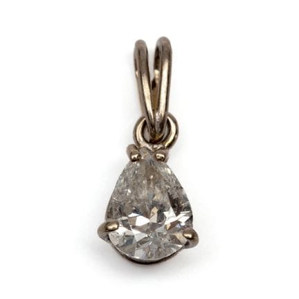 Un pendentif solitaire en diamant. Sertie d'un dia