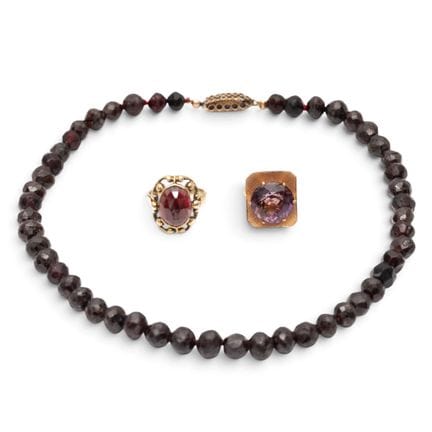 Deux bagues et un collier. Une bague des années 19