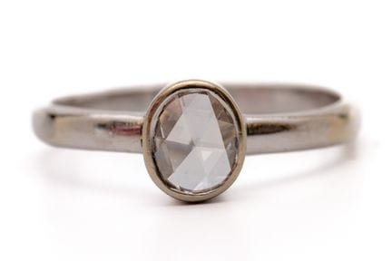 Une bague solitaire en diamant, sertie d'un diaman