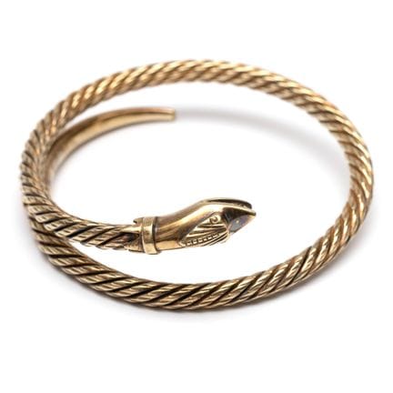 Una pulsera tipo serpiente dorada. Realizada con a