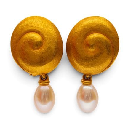 Une paire de boucles d'oreilles en perles matées. 