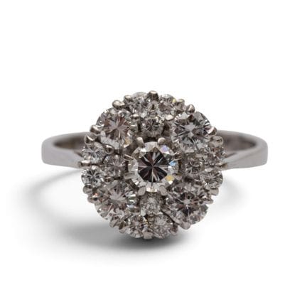 Bague à grappe de diamants. Sertie de diamants tai