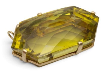 Un grand pendentif hexagonal fait main, serti d'un