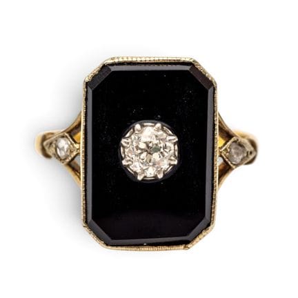 Une bague en diamant et onyx. Avec une partie supé