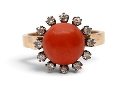 Une bague en corail et diamants, sertie d'un corai