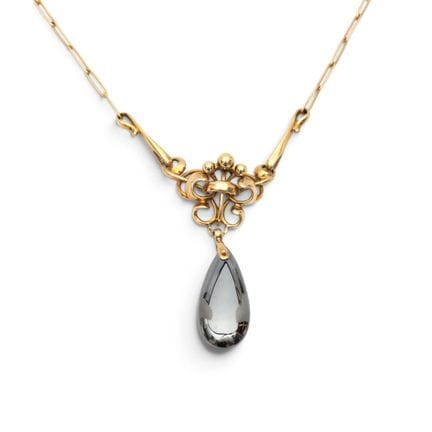 Un collier en or et hématite signé Reggers. Compos