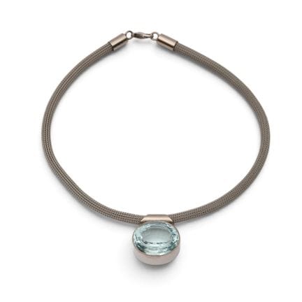 Un grand pendentif en aigue-marine, serti d'une ai