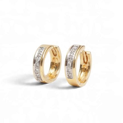 Une paire de boucles d'oreilles créoles en diamant