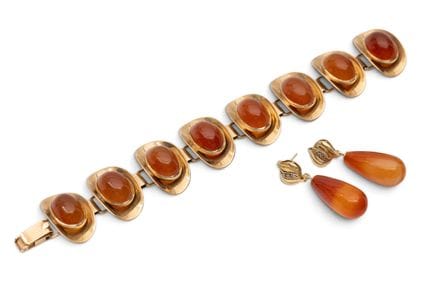 Un bracelet et une paire de boucles d'oreilles en 
