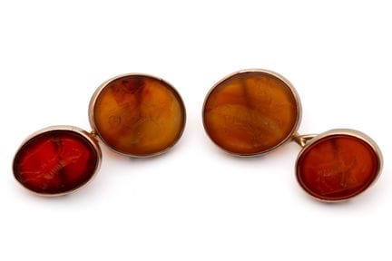 Un par de gemelos con intaglio en forma de jumelle
