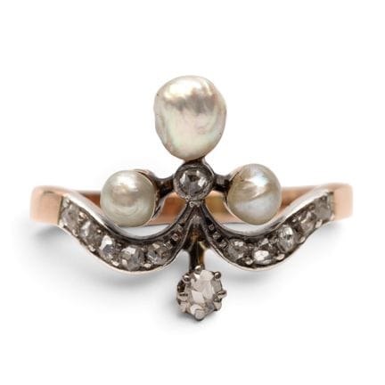 An early 20th-century tiara ring. Set with small r