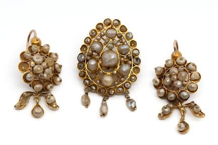 Une paire de boucles d'oreilles en filigrane et un
