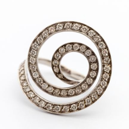 Bague en or blanc sertie de diamants de taille bri