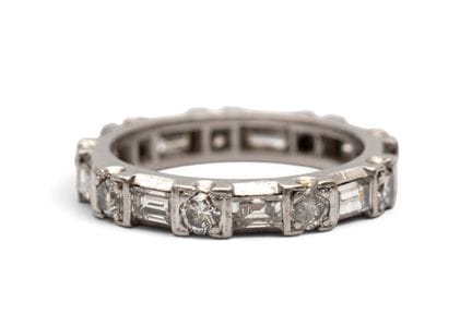 Une bague éternité en diamants, sertie en alternan