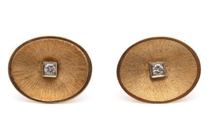 Un par de gemelos de diamantes con un diseño ovala