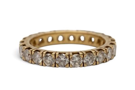Une bague éternité en diamants, sertie de 22 diama