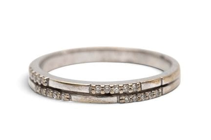 Une bague en diamant délicate. La face supérieure 