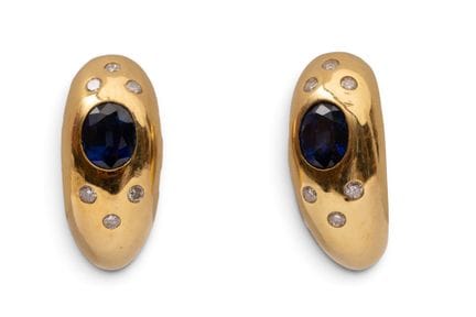 Un par de pendientes de diamantes y zafiros. Cada 